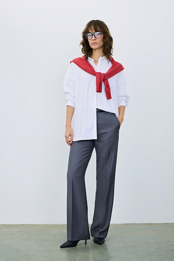 Белая рубашка в декабре: 5 кэжуал-образов. Фото 6