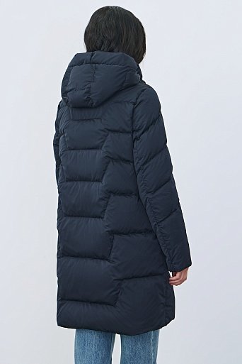 Темно-синее пуховое пальто с фигурной стежкой