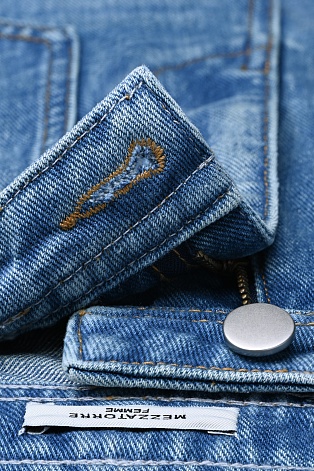 Прямые джинсы, голубые с потертостями