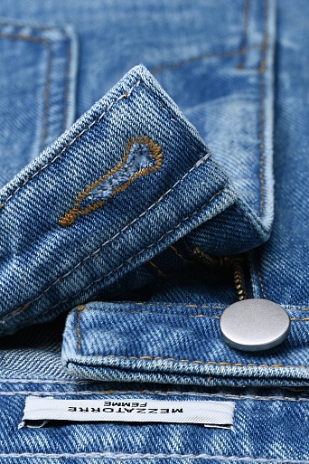 Прямые джинсы, голубые с потертостями