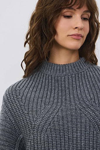 Серый джемпер грубой вязки
