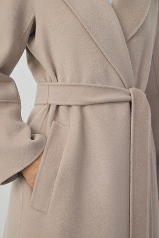 Длинное пальто на поясе, пудровое