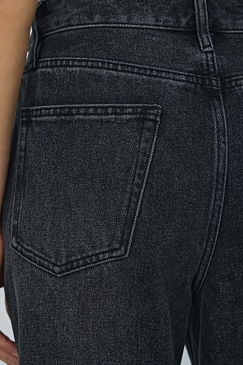 Джинсы bootcut с необработанным краем, темно-серые