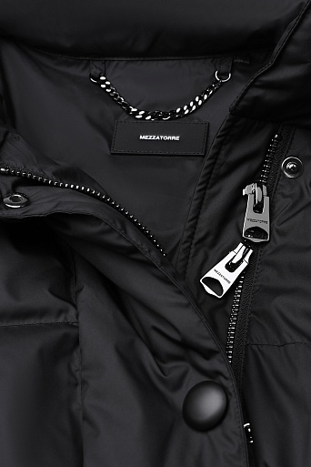 Пуховая куртка на поясе, черная