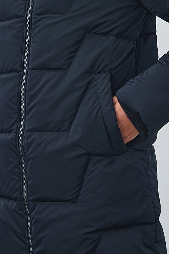 Темно-синее пуховое пальто с фигурной стежкой