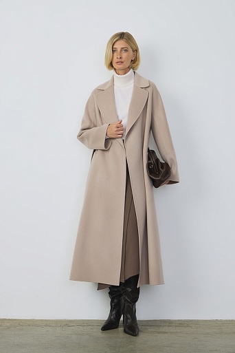 Длинное пальто на поясе, пудровое