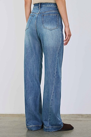 Джинсы с диагональными швами, голубые с потертостями