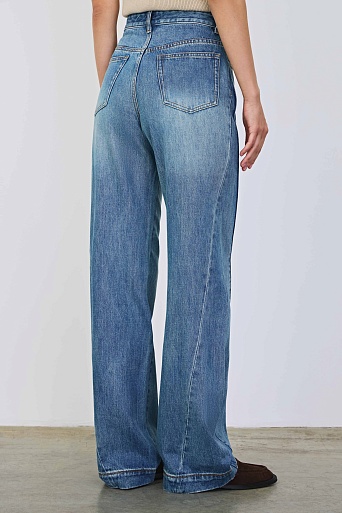 Джинсы с диагональными швами, голубые с потертостями