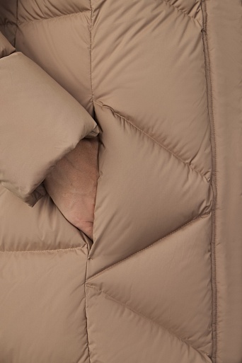 Пуховое пальто со стежкой треугольниками, бежевое