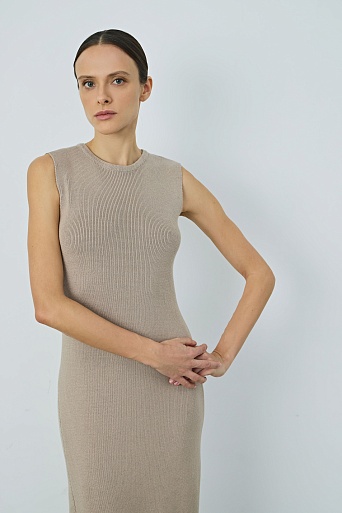 Длинное платье-лапша без рукавов, цвет овсяное молоко