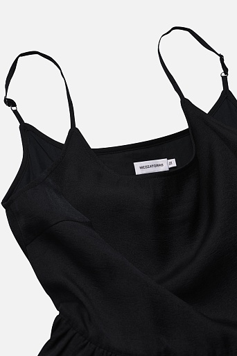 Черное платье на тонких бретелях