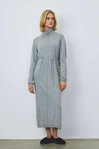Трикотажное платье с пояском, светло-серое