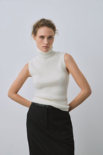 Топ без рукавов из пуха енота, белый