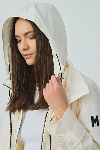 Удлиненная ветровка с капюшоном, молочная