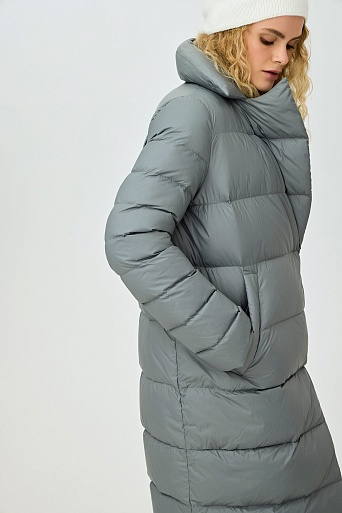 Серое пуховое пальто