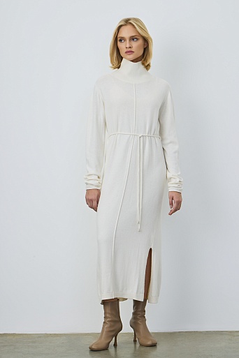 Трикотажное платье с пояском, молочное