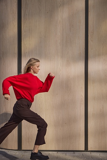 Джемпер оверсайз красного цвета