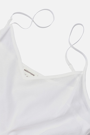 Белое платье на бретелях