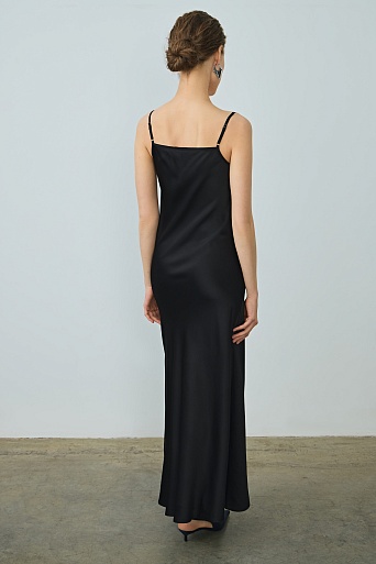 Атласное платье на бретельках, черное