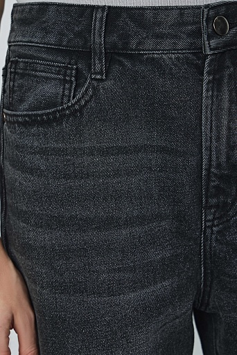 Джинсы bootcut с необработанным краем, темно-серые