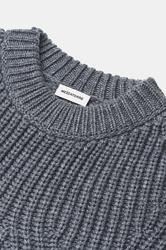 Серый джемпер грубой вязки