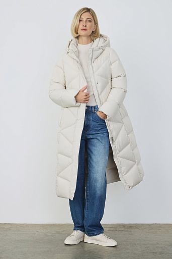 Пуховое пальто со стежкой треугольниками, молочное