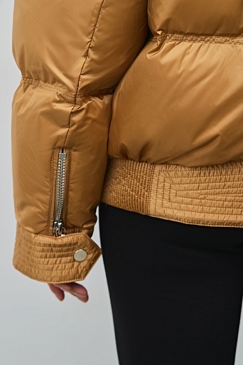 Укороченный пуховик с белым воротником