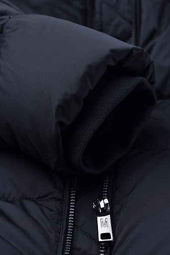 Темно-синее пуховое пальто с фигурной стежкой
