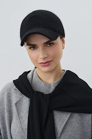 Утепленная бейсболка с ангорой, черная