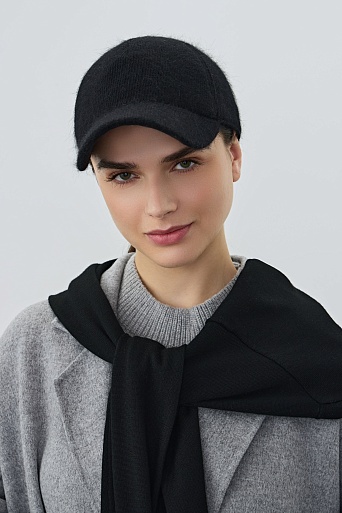 Утепленная бейсболка с ангорой, черная