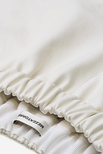 Белые брюки из экокожи