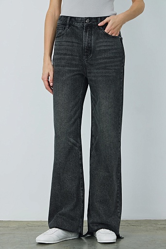 Джинсы bootcut с необработанным краем, темно-серые