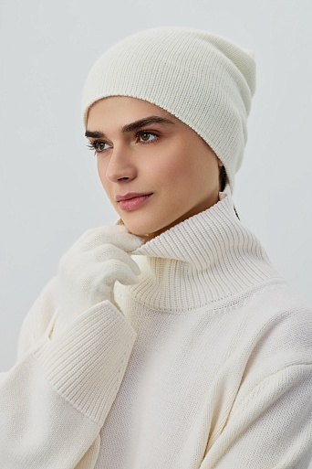 Шапка бини с ангорой, молочная