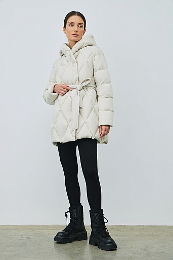 Удлиненный пуховик с ромбовидной стежкой, молочный