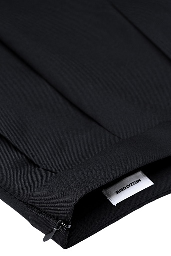 Свободные прямые брюки с защипами, черные