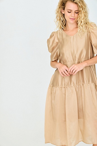 Бежевое платье с рукавами-фонариками
