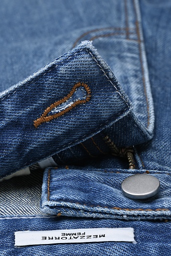 Джинсы с диагональными швами, голубые с потертостями