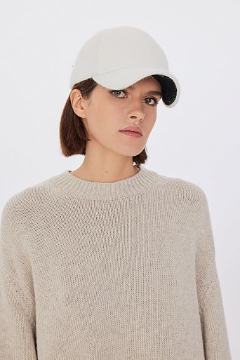 Утепленная бейсболка с ангорой, белая