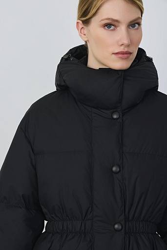 Пуховая куртка на поясе, черная