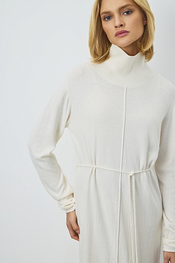 Трикотажное платье с пояском, молочное