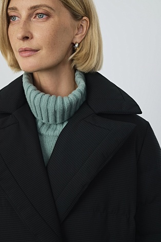 Пуховое пальто-кокон в рубчик, черное