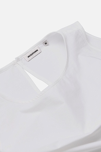 Белое платье без рукавов