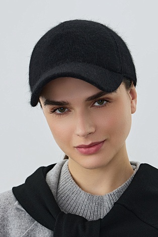 Утепленная бейсболка с ангорой, черная