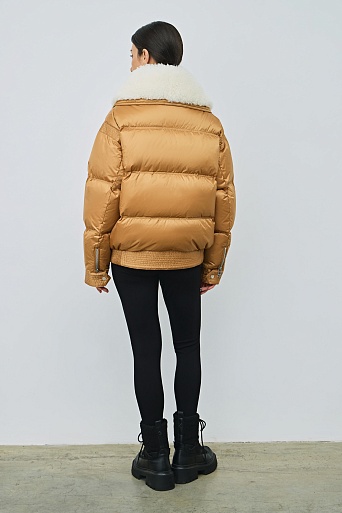 Укороченный пуховик с белым воротником