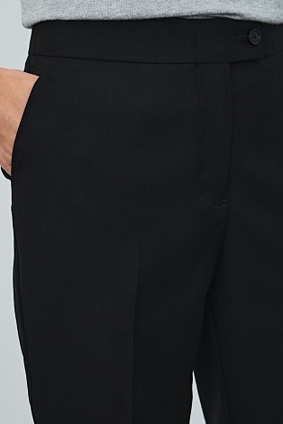 Зауженные брюки со стрелками, черные