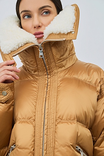 Укороченный пуховик с белым воротником