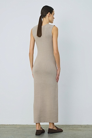 Длинное платье-лапша без рукавов, цвет овсяное молоко