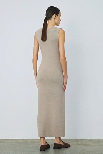 Длинное платье-лапша без рукавов, цвет овсяное молоко