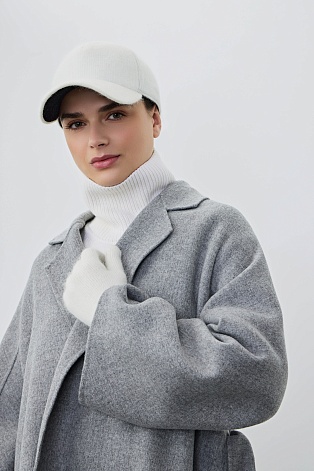 Утепленная бейсболка с ангорой, белая