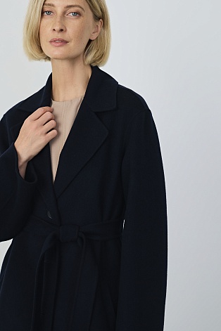 Пальто на пуговицах с поясом, темно-синее